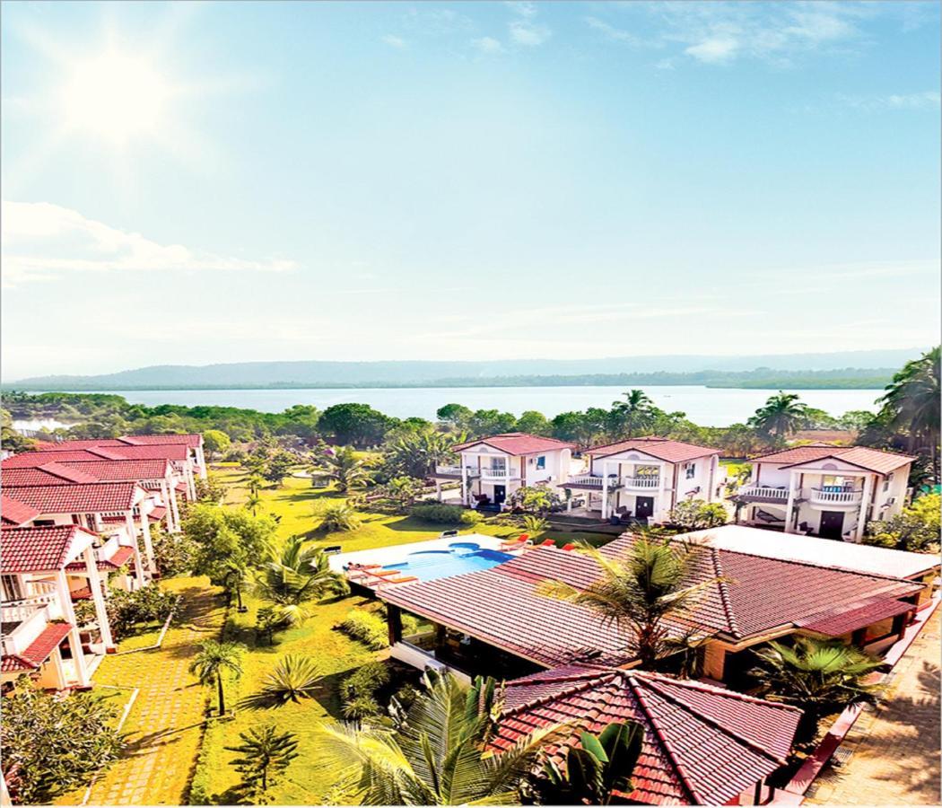 Span Suites & Villa Morjim Exterior photo