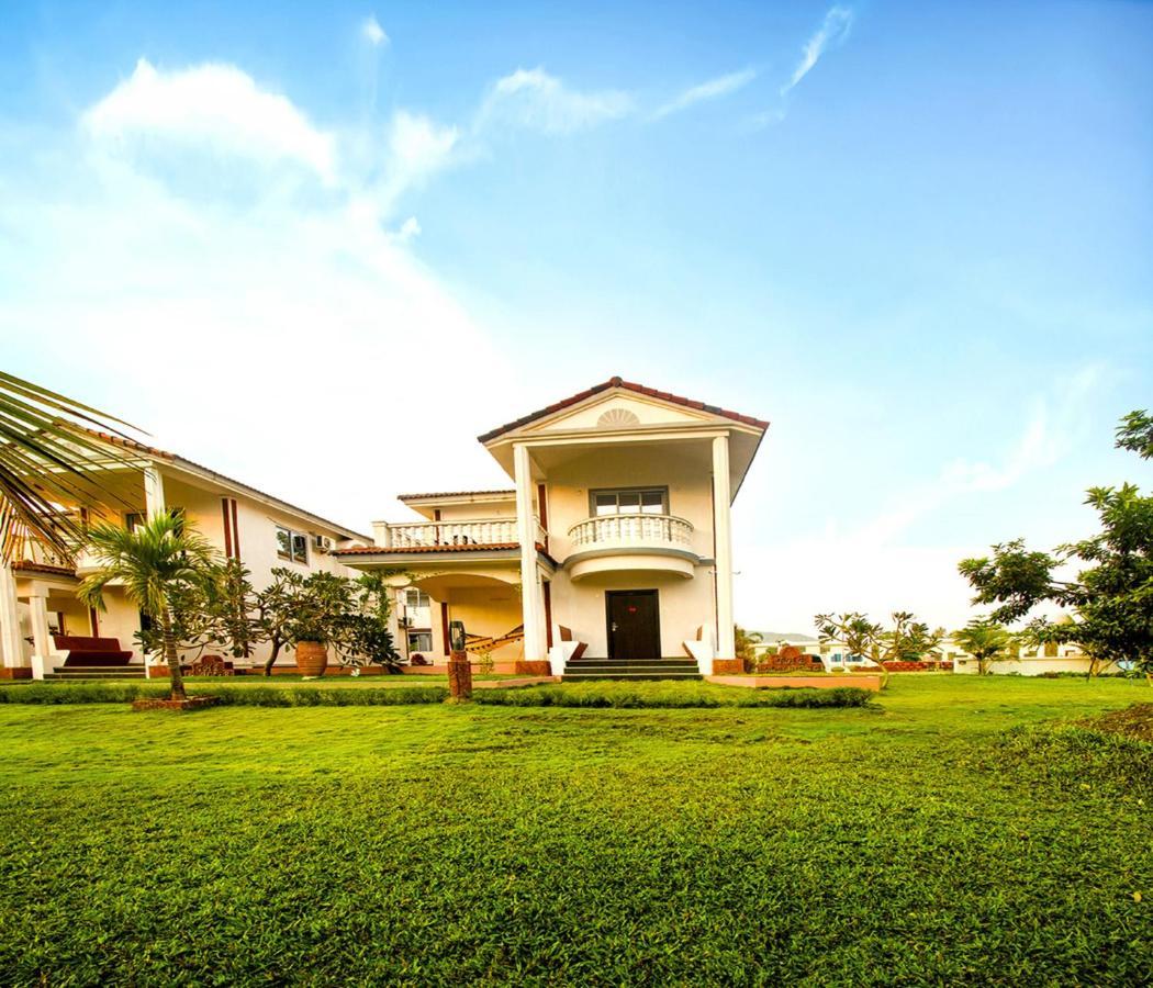 Span Suites & Villa Morjim Exterior photo