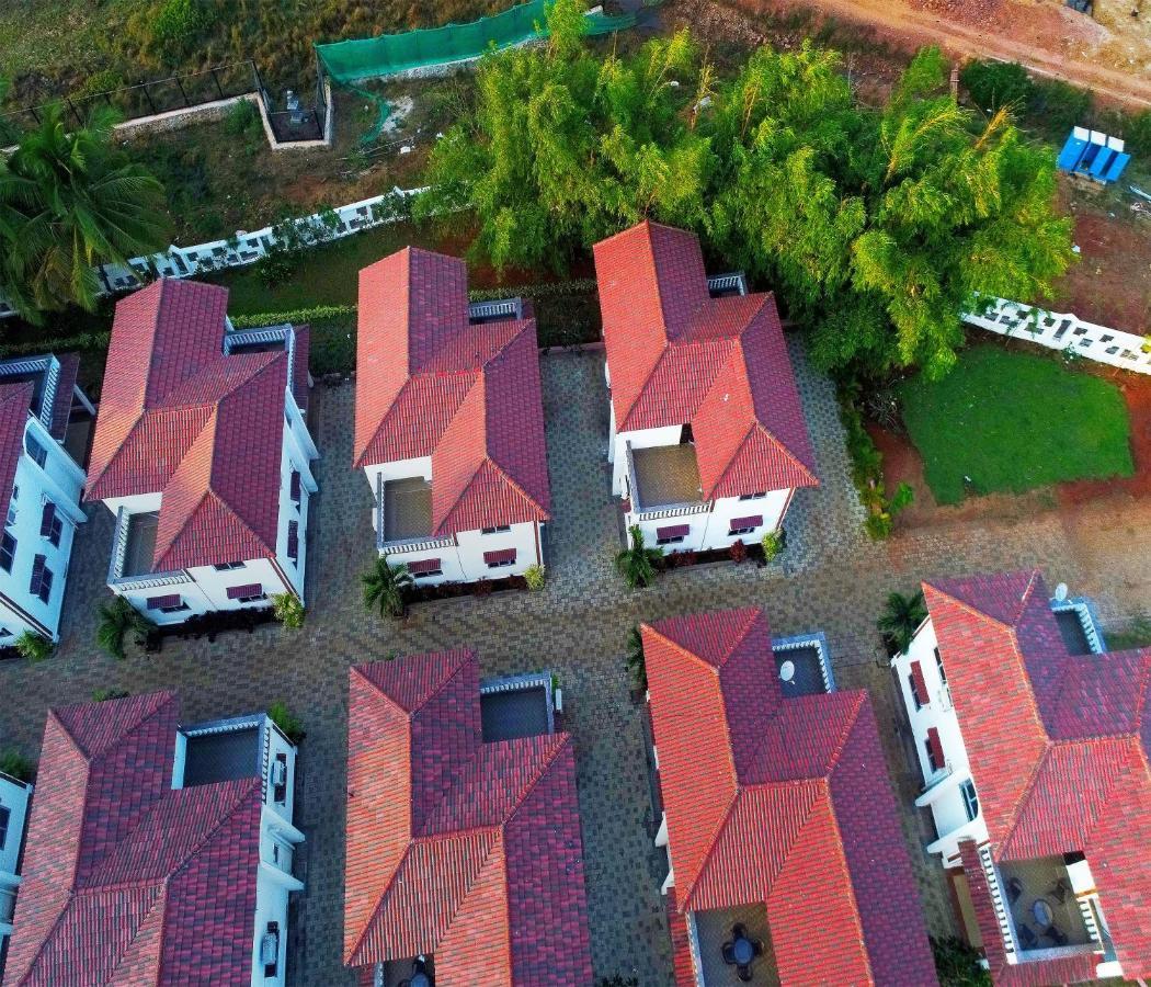 Span Suites & Villa Morjim Exterior photo