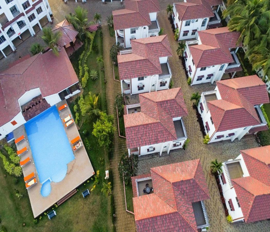 Span Suites & Villa Morjim Exterior photo