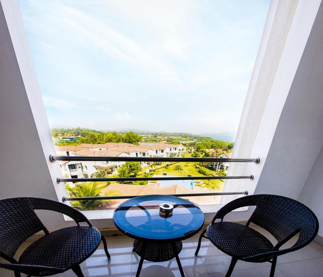 Span Suites & Villa Morjim Exterior photo